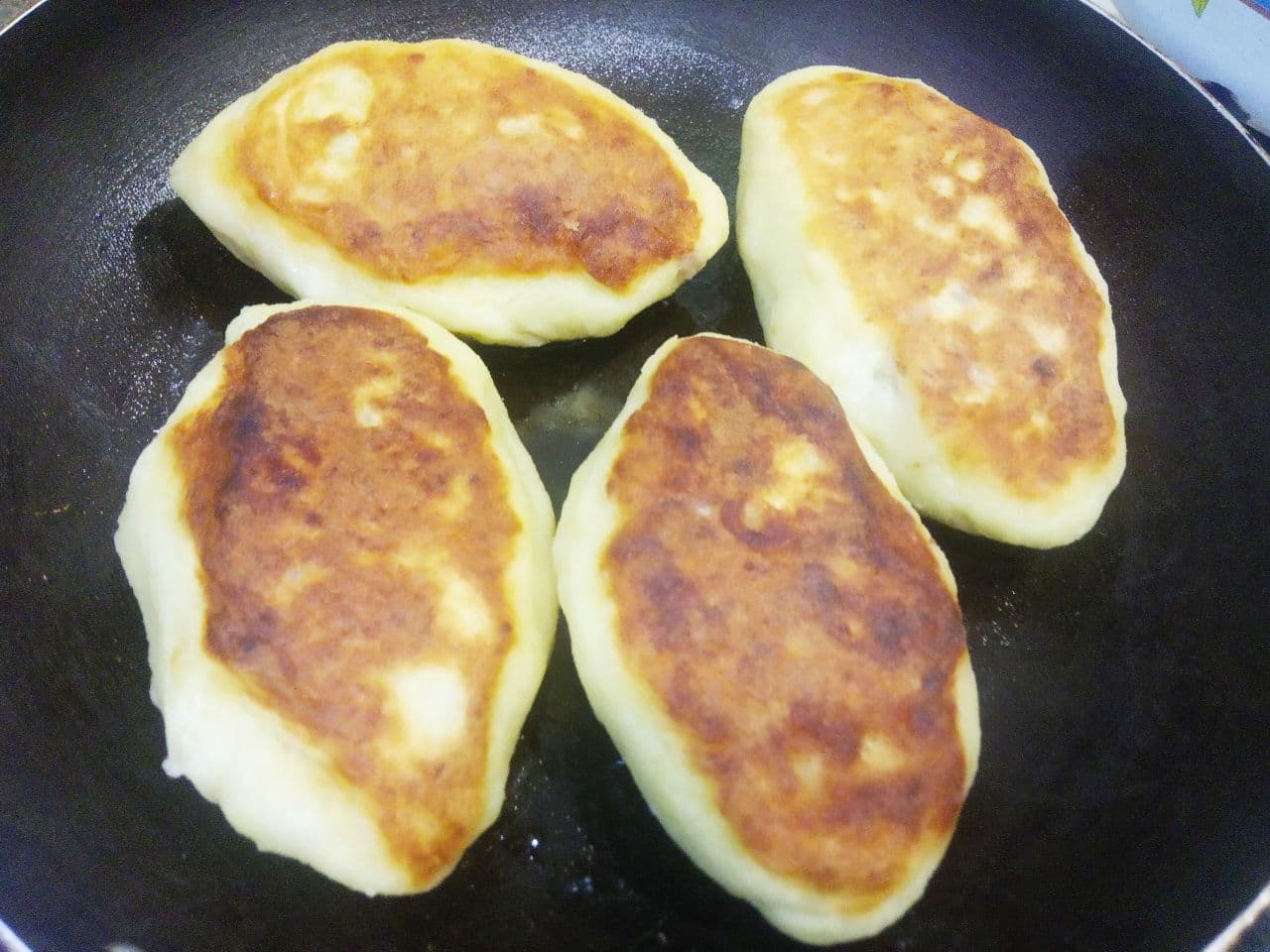 Картофельные зразы с мясной начинкой, вкусные и аппетитные: Сковороду разогреваем с растительным маслом, выкладываем приготовленные зразы, накрываем крышкой и обжариваем