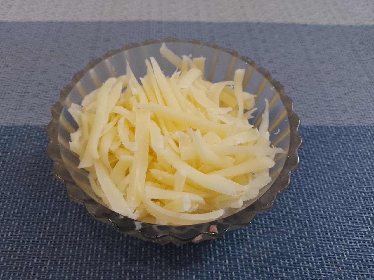 Мясные котлеты с начинкой, запеченные в духовке: Твердый сыр натираем на крупной терке.