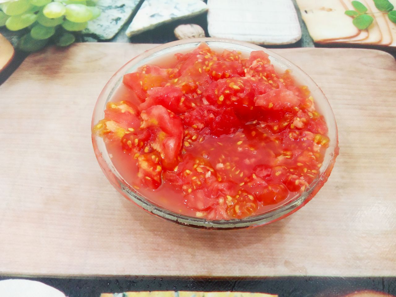 Запеченные помидоры с мясной начинкой и сыром: Середину из помидор измельчаем.