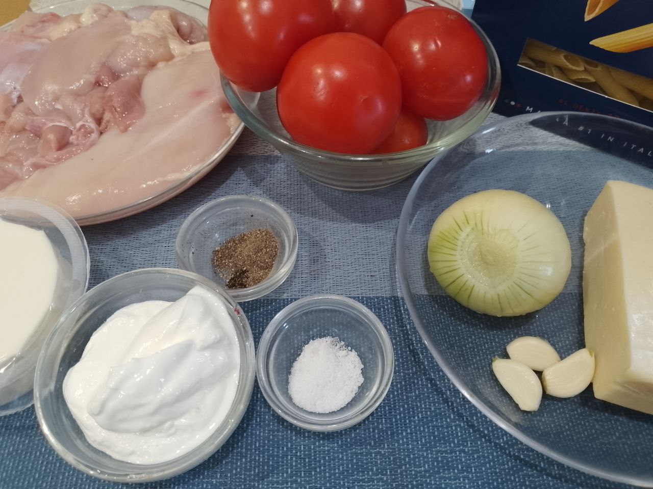 Макаронная запеканка с курицей, сыром и помидорами