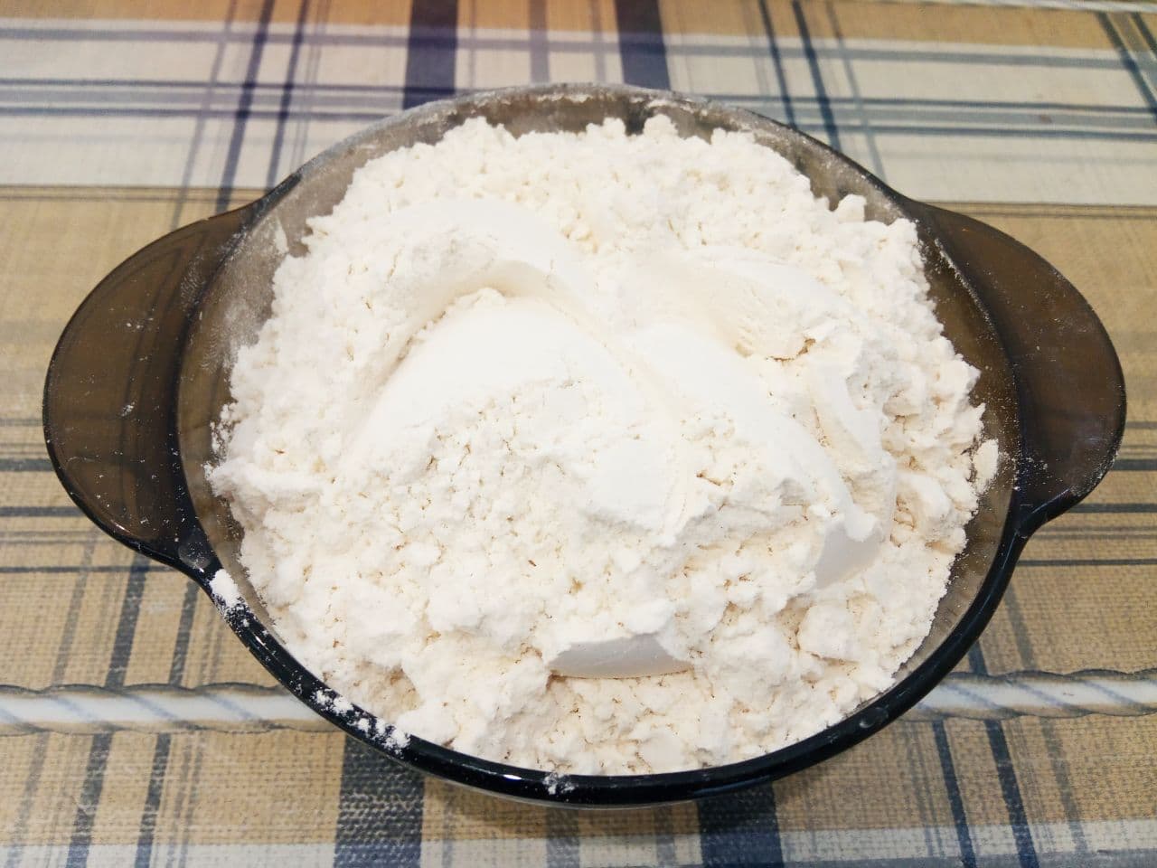 Пирожки с мясной начинкой из картофельного дрожжевого теста, жареные на сковороде: Добавляем к разведенным дрожжам яйцо и муку, хорошо размешиваем.