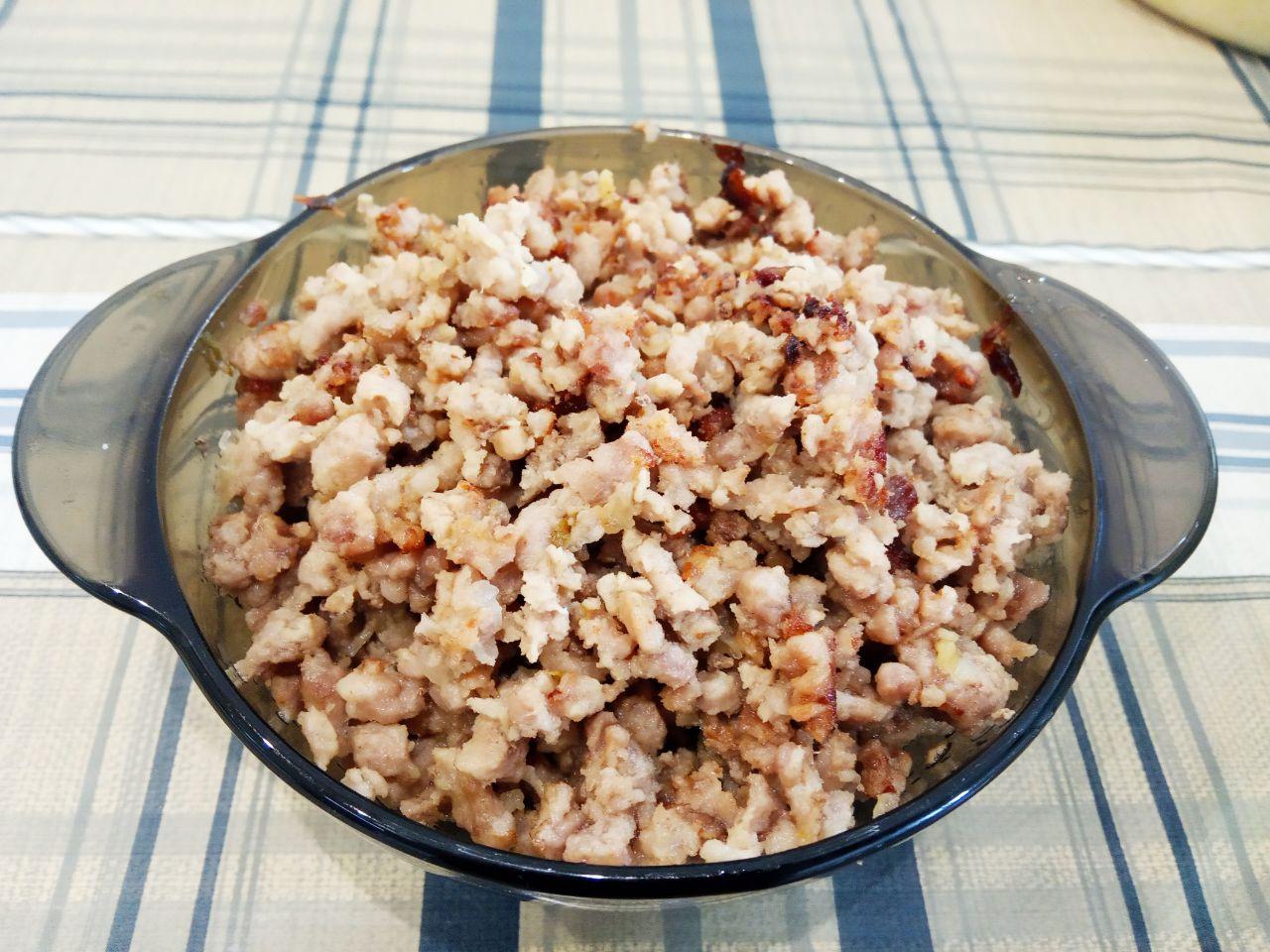 Картофельные котлеты из пюре с фаршем, просто и вкусно: Сковороду разогреваем со сливочным маслом выкладываем измельченный лук и обжариваем до светло желтого цвета.