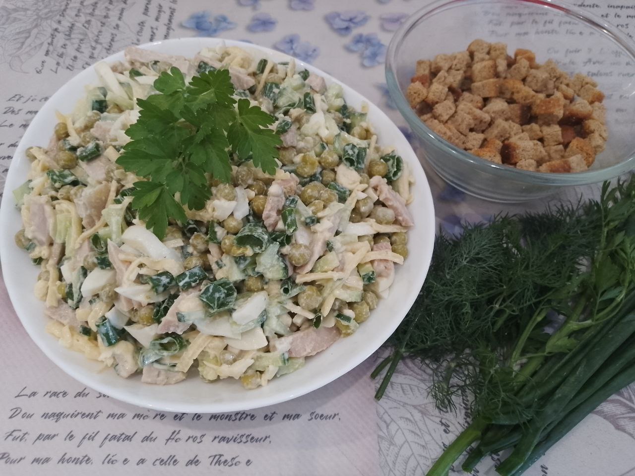 Салат с мясом, зеленым горошком и сухариками