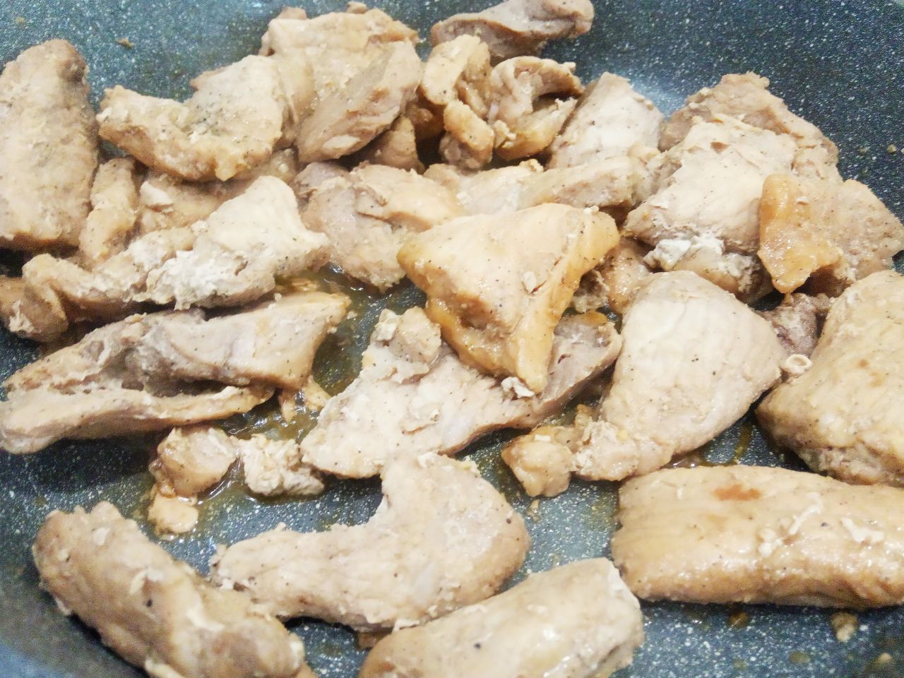 Жареное мясо на сковороде с луком, в соевом соусе и специях: Разогреваем сковороду, выкладываем мясо, накрываем крышкой и жарим до испарения жидкости, на слабом огне.