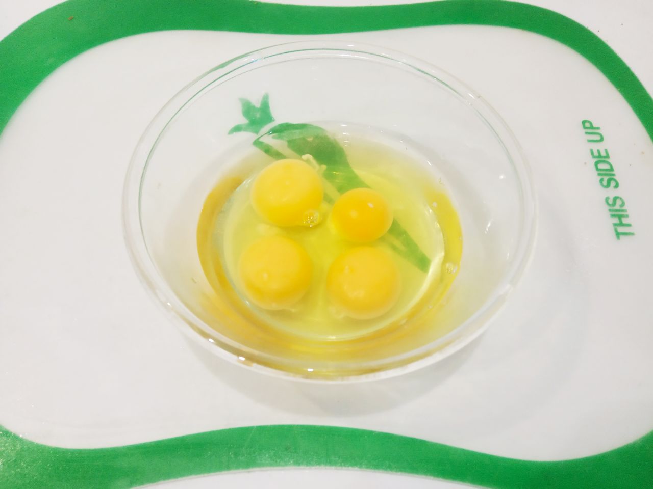 Манный пирог на кефире, просто и вкусно: Яйца разбиваем в посуду, добавляем сахар и размешиваем.
