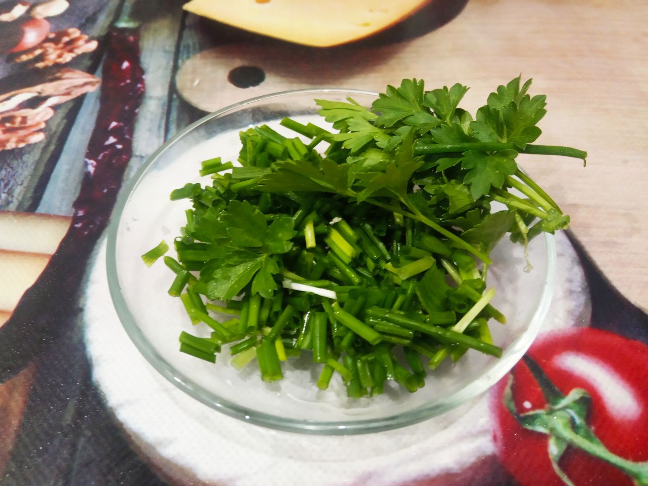 Салат из куриного мяса, редьки и жареного лука, сытный и вкусный: Зелень промываем и мелко нарезаем.