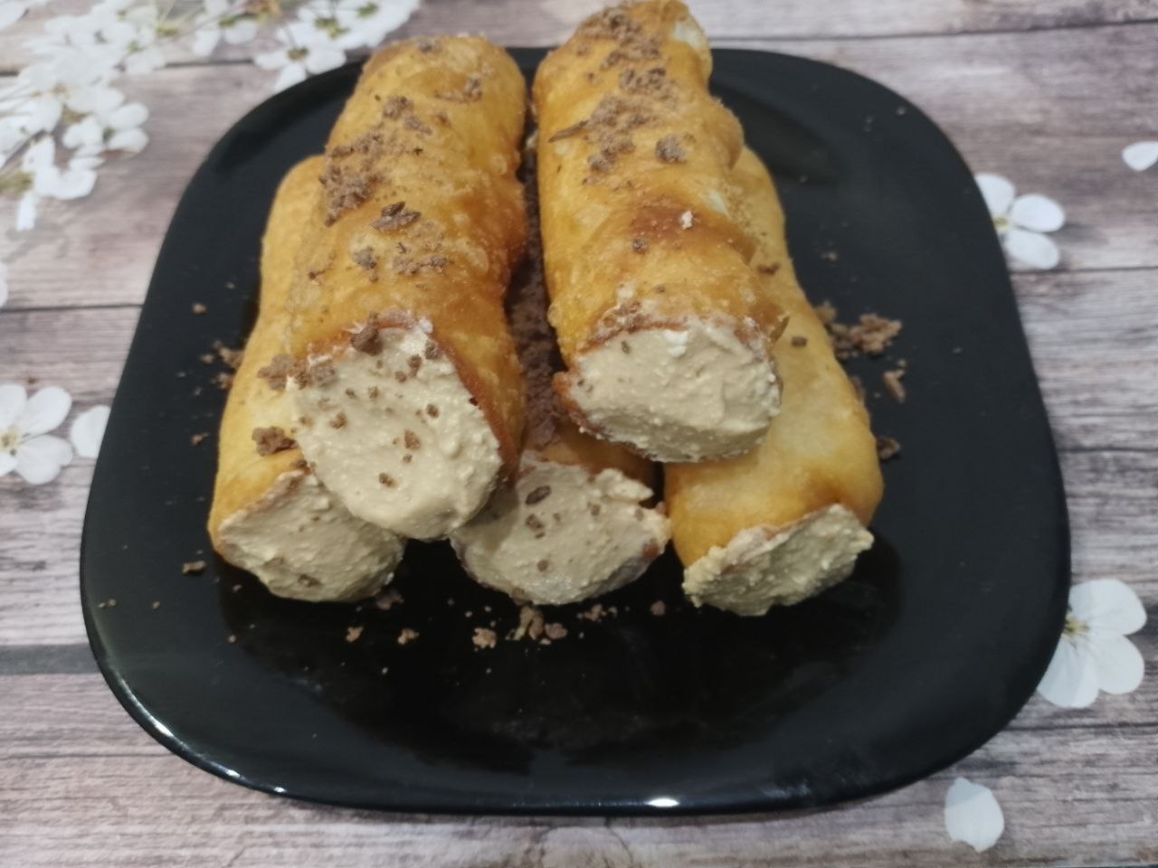 Хрустящие трубочки с начинкой из творога и вареного сгущенного молока