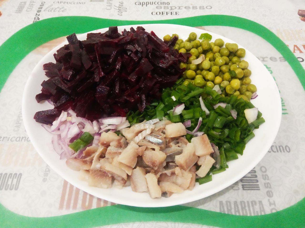 Простой рецепт вкусного и сытного салата: Соединяем все приготовленные ингредиенты, перемешиваем.