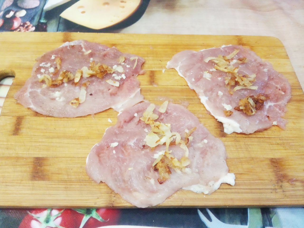 Мясные пальчики с начинкой из жареного лука: На кусочки свинины кладем начинку и чеснок по вкусу.