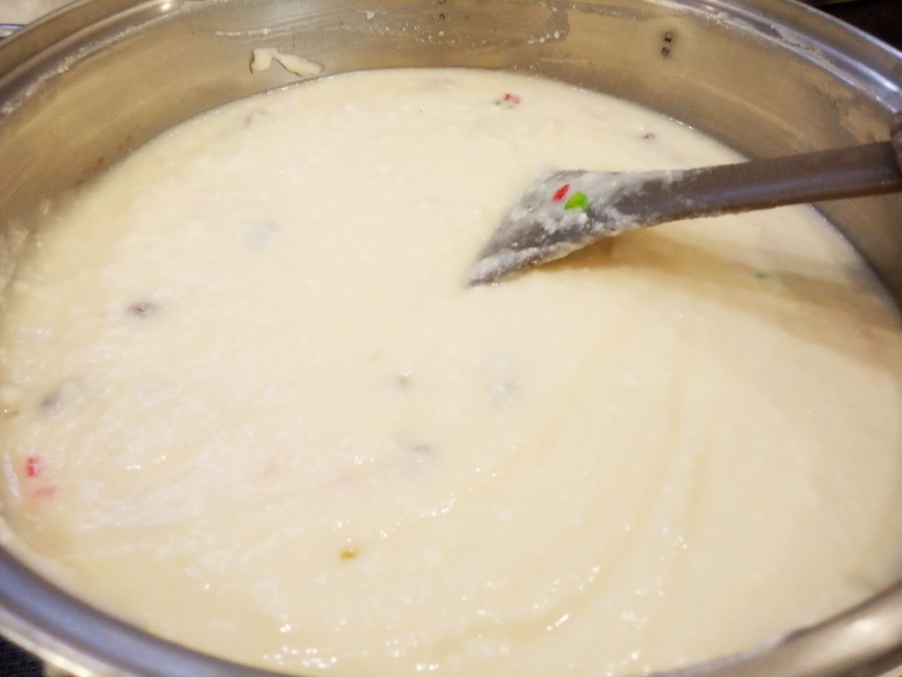 Нежная творожная пасха с цукатами и изюмом: В творожную массу перед тем, как снять с огня кладем изюм и цукаты, размешиваем и снимаем кастрюлю с огня.