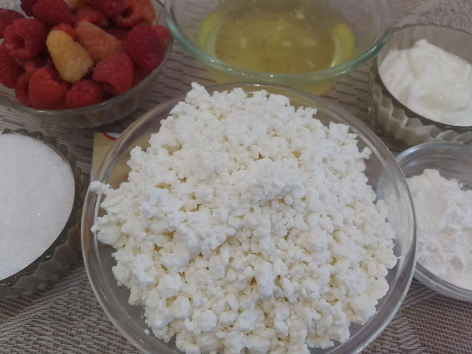 Песочный пирог с творожной начинкой и ягодами малины: готовим творожную начинку