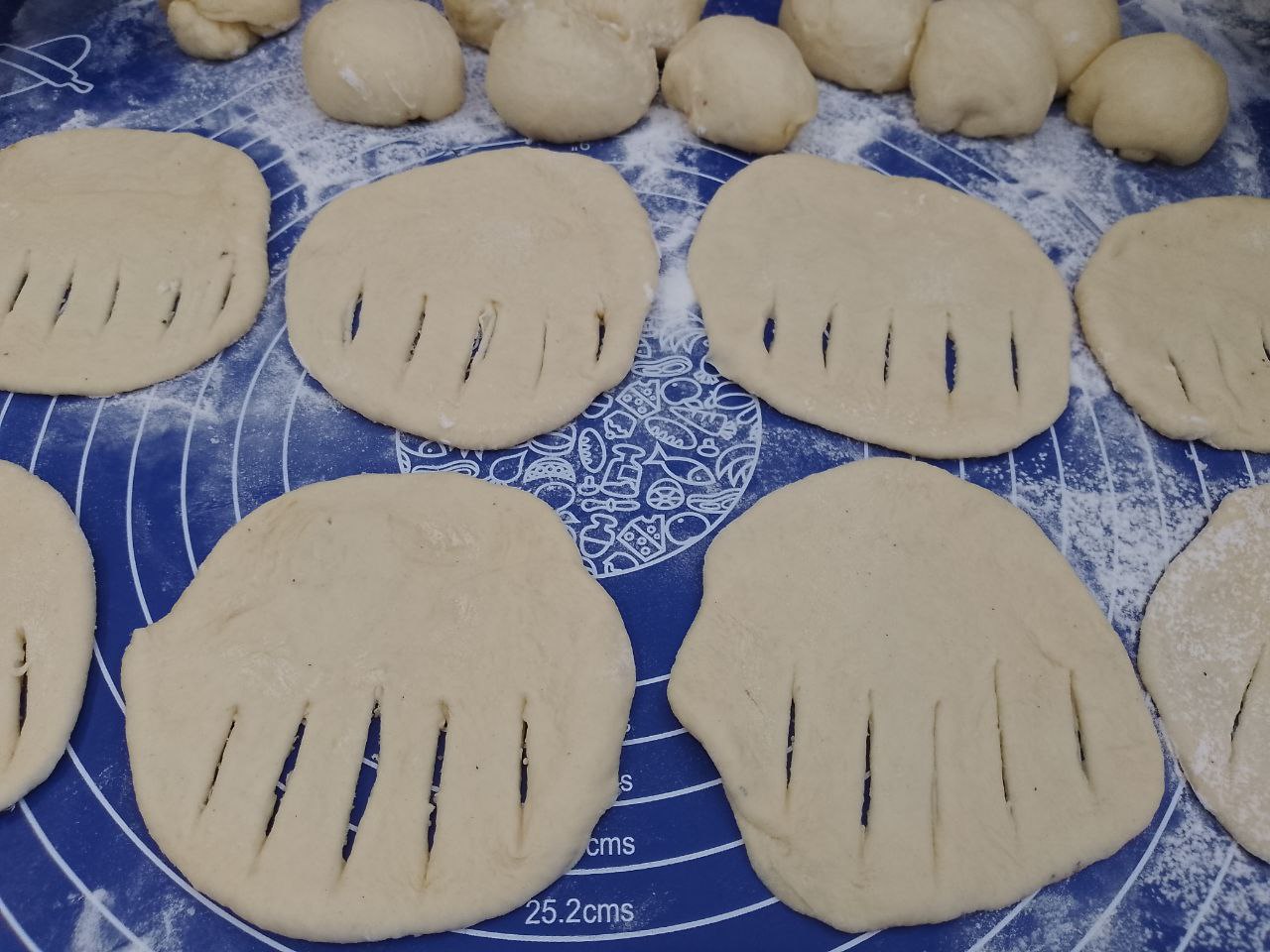 Рогалики из сдобного дрожжевого теста, с начинкой из мака и ягод: С одного края делаем ножом надрезы 2-2,5 см.