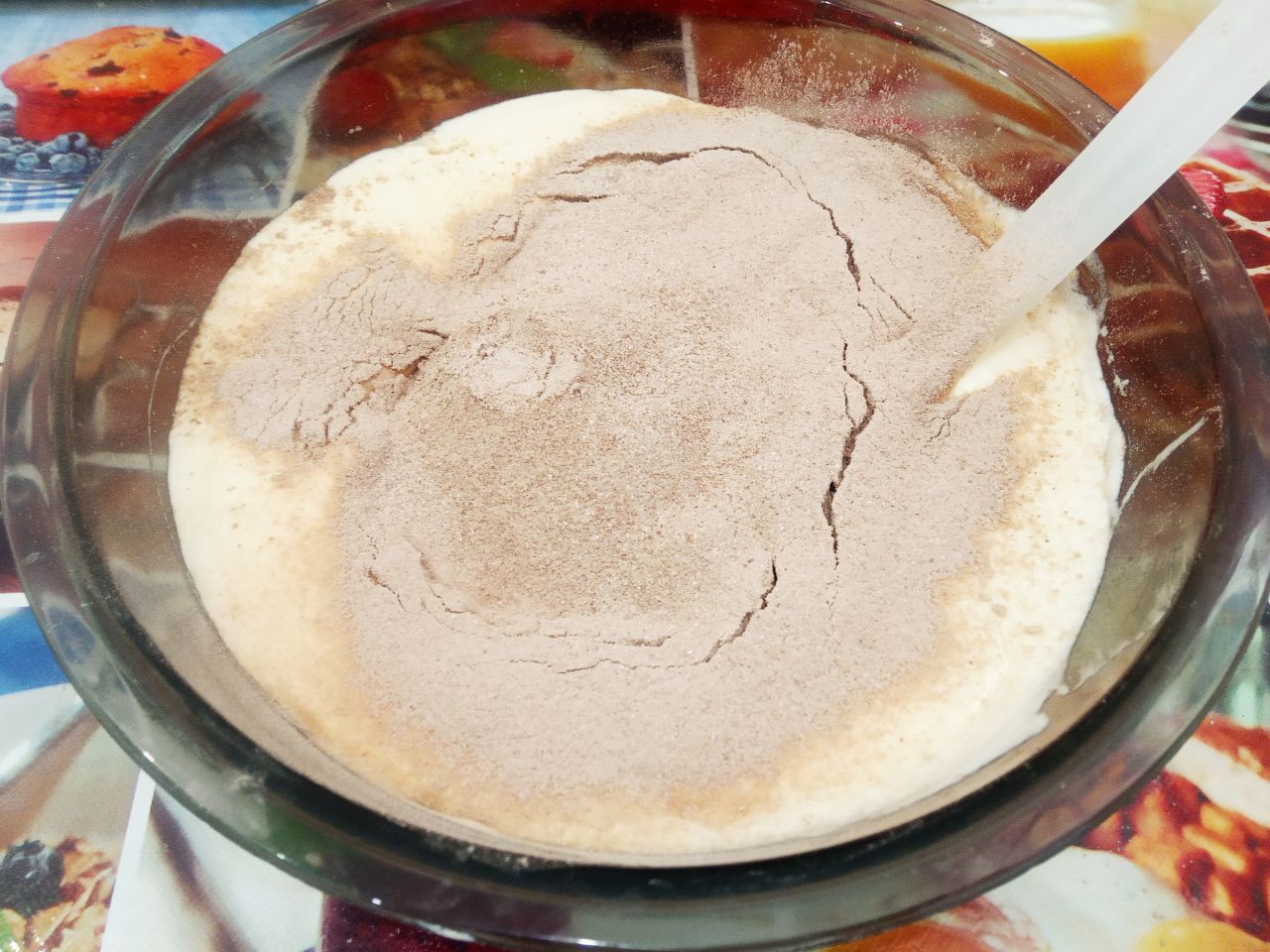 Шоколадные пирожные с кремом из манной крупы и сливочного масла: Всыпаем мучную смесь в яичную массу и перемешиваем снизу вверх.