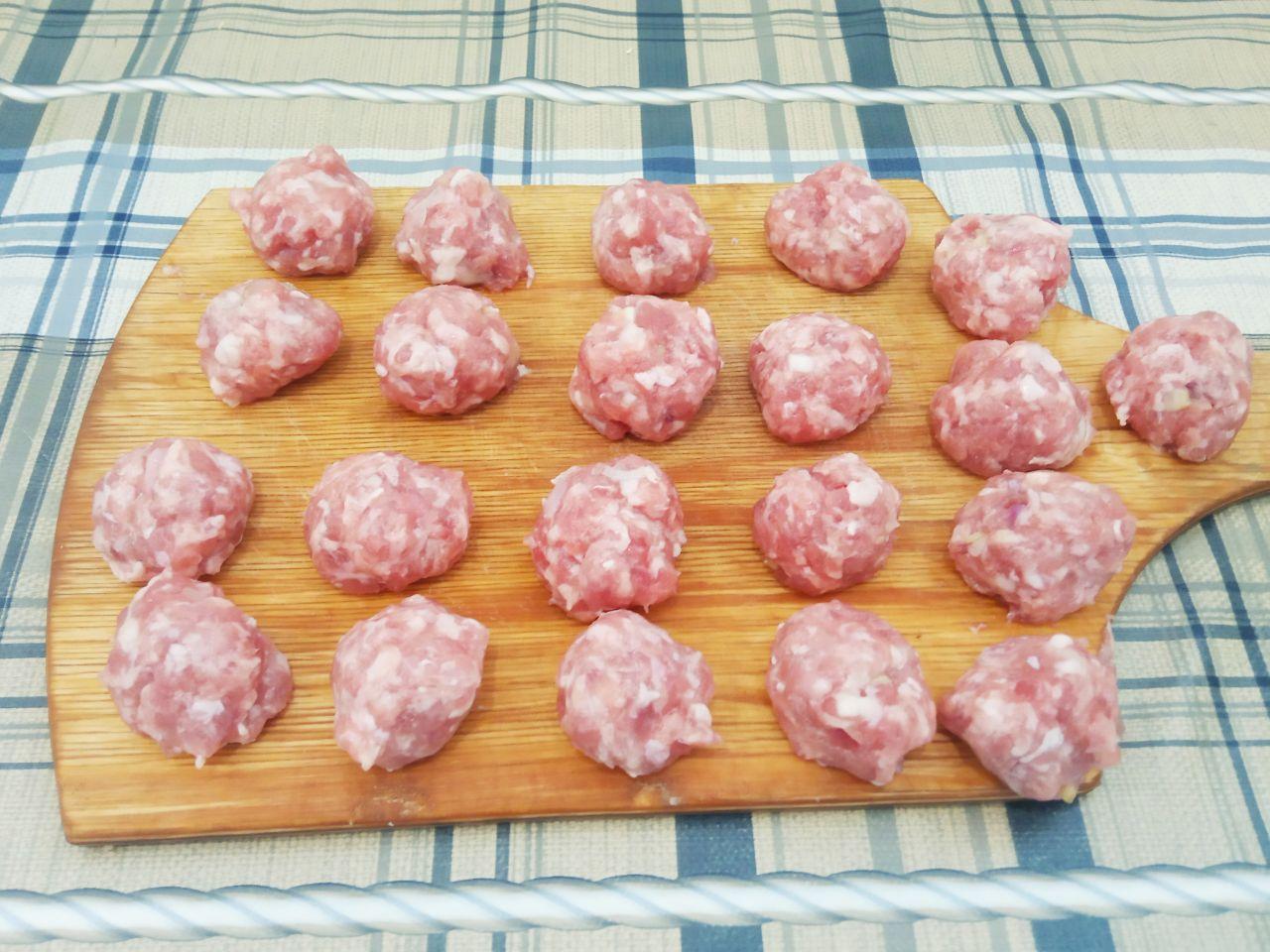 Овощной суп с зеленым горошком и мясными фрикадельками: Формируем с фарша небольшие шарики и добавляем в кипящий бульон и доводим суп до кипения и варим на медленном