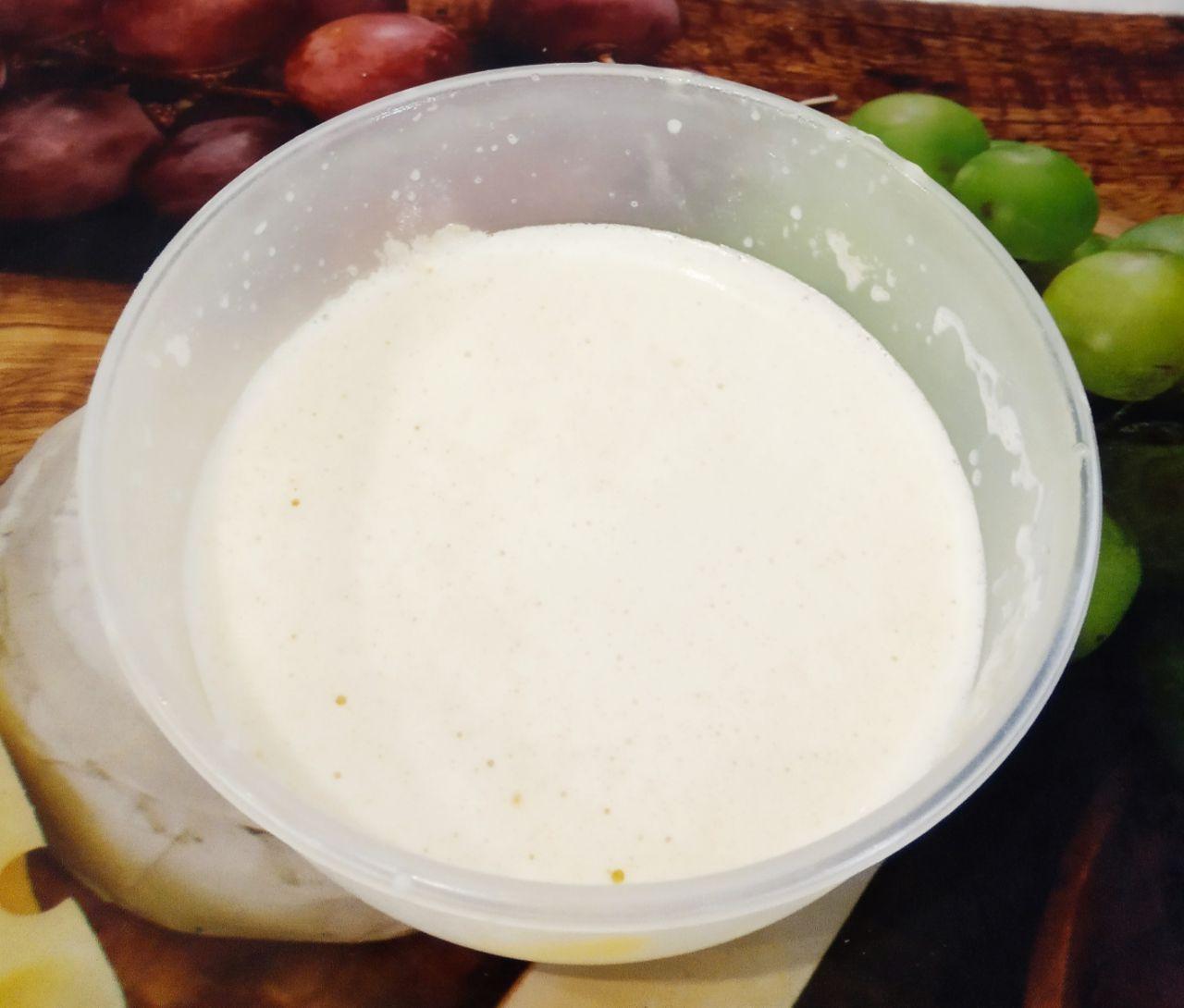 Вкусные сочные жареные пирожки на кефире с яблоками: В кефир добавляем соду, размешиваем.