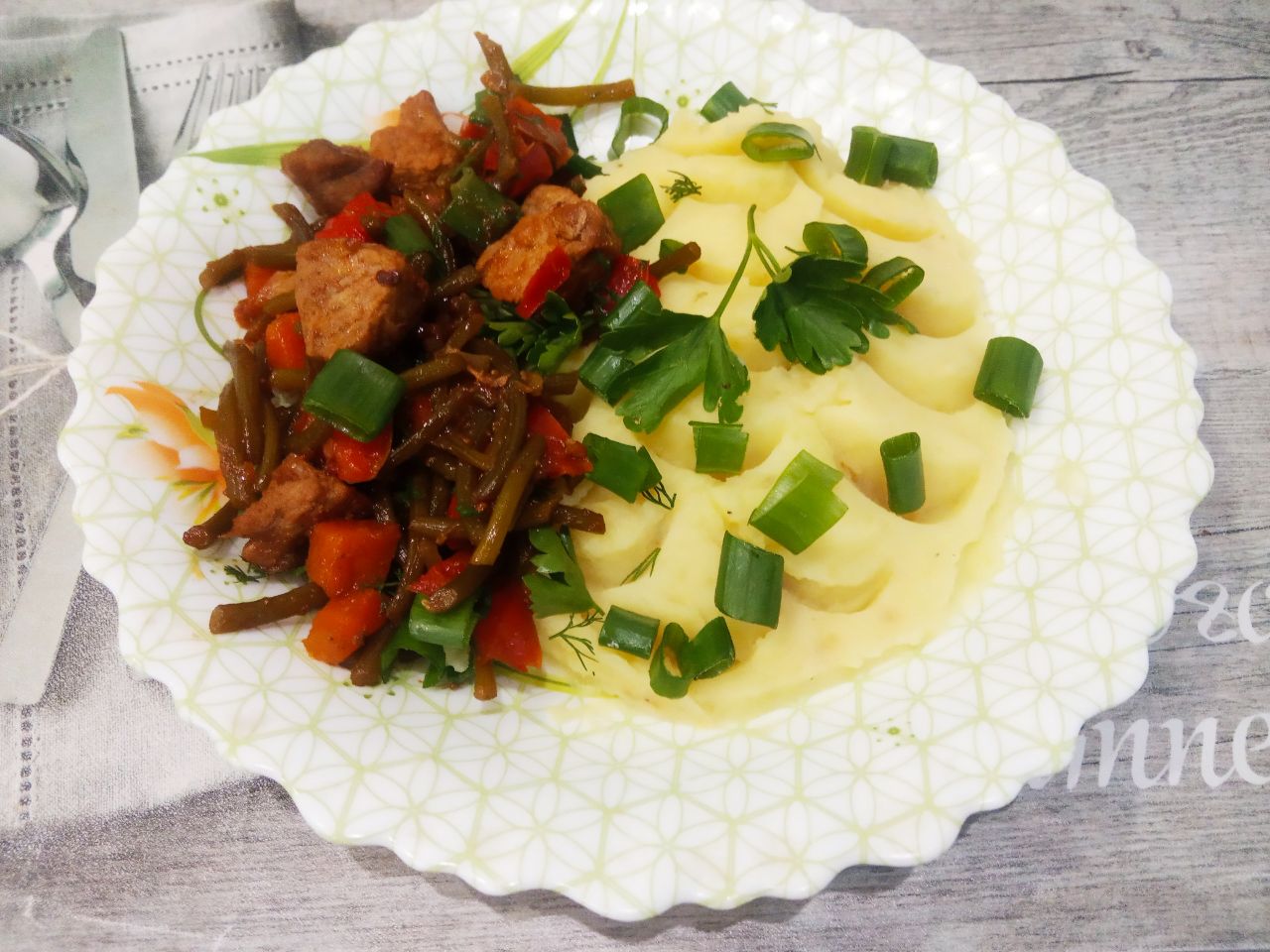 Чесночные стрелки с мясом и овощами тушеные в соевом соусе, вкусные и аппетитные