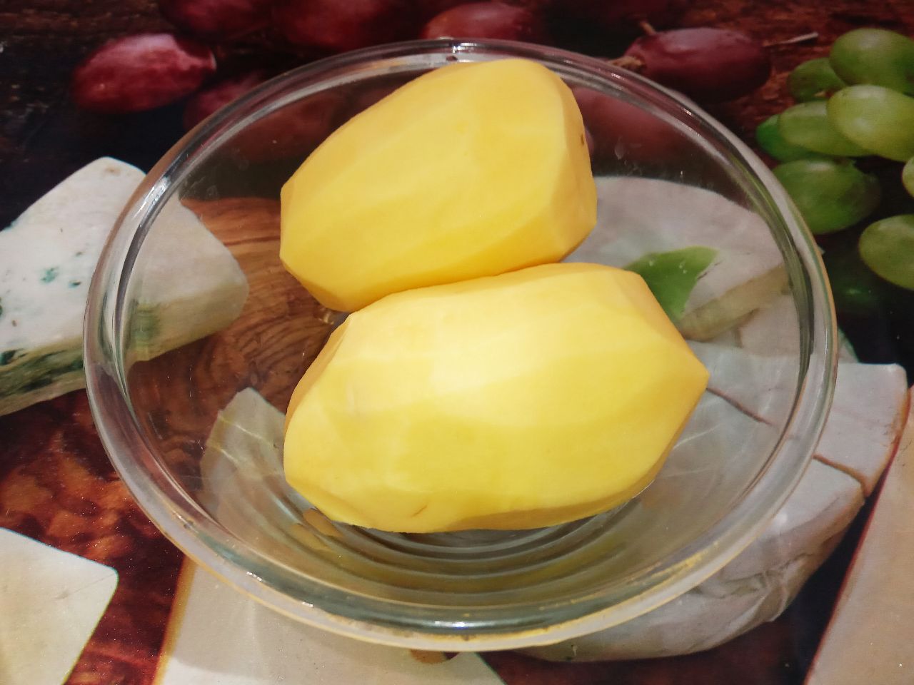 Овощные котлеты с овсяной крупой, вкусные и сытные: Картофель очищаем, промываем и натираем на средней терке.