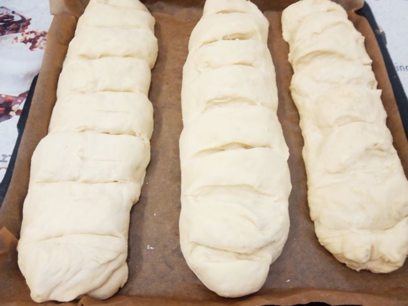 Домашние батоны с кунжутом на сыворотке, просто и вкусно: Сверху у батонов делаем надрезы и оставляем для подъема на 30-40 минут.
