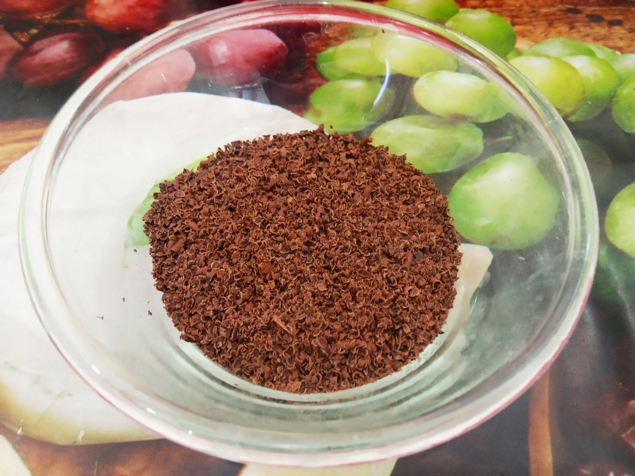 Рулет из бисквитного теста с шоколадом и джемом, вкусный и аппетитный: Шоколад натираем на средней терке.