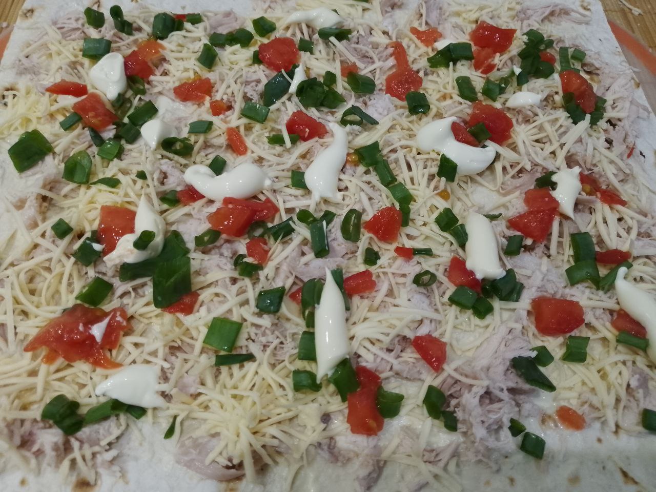 Вкусная закуска из лаваша, куриного филе и сыра, на сковороде: Затем равномерно распределяем зеленый лук и помидоры. Сверху смазываем майонезом по своему вкусу, я не всегда