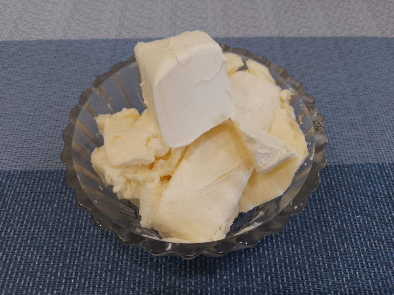 Домашние пирожные «Картошка», вкусно и просто: Когда растворится сахар кладем сливочное масло и выдерживаем на медленном огне пока не расплавится масло.