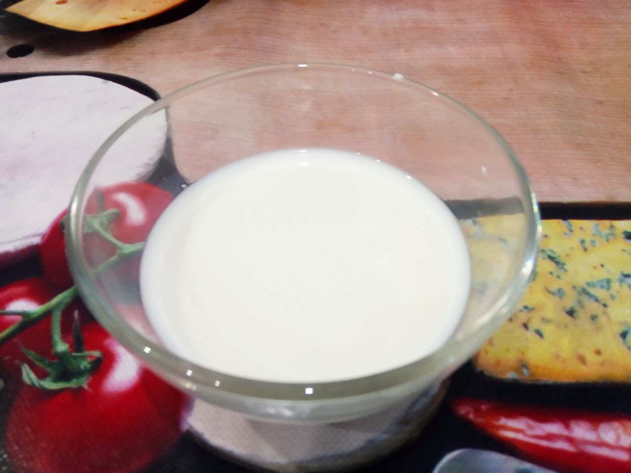 Простой рецепт торта из печени, сыра, лука и моркови: Соединяем печень, яйца, молоко, муку, солим и перчим по вкусу, тщательно размешиваем.