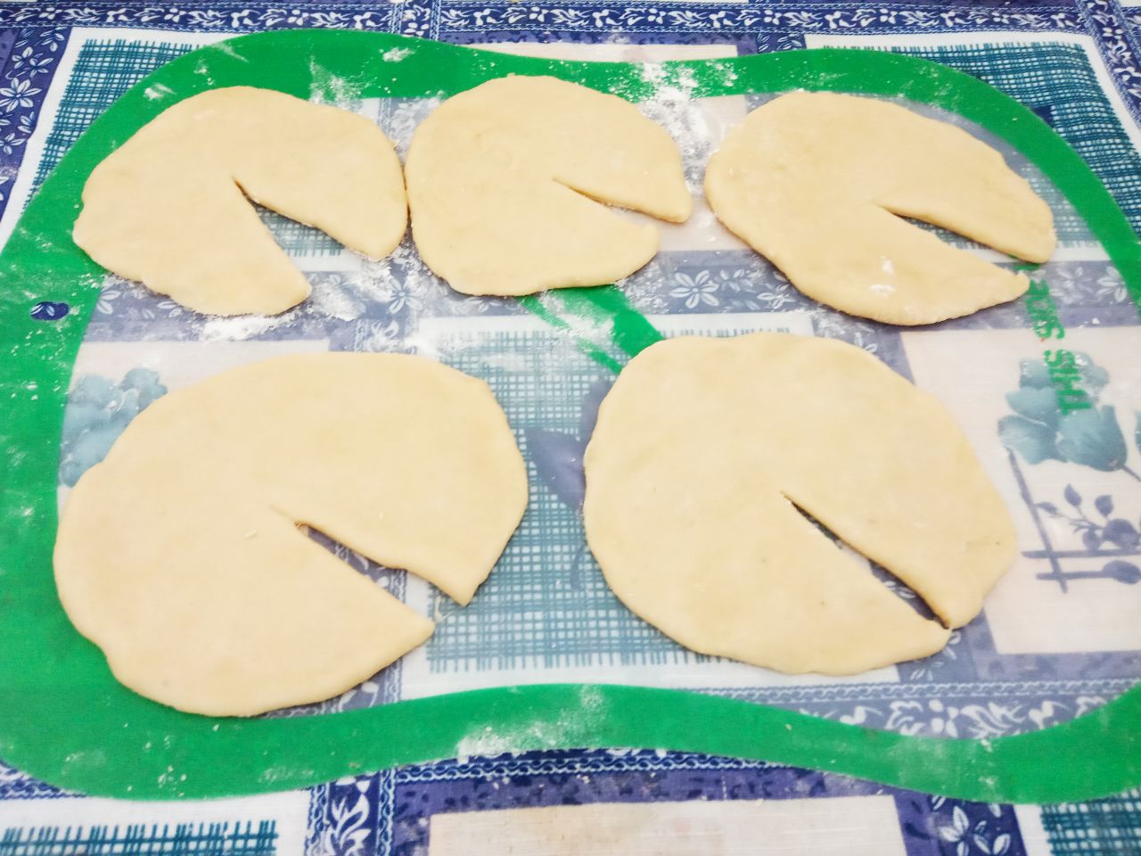 Пирожки с клубникой, из бездрожжевого теста, воздушные и рассыпчатые: Разрезаем кружочек с одной стороны до центра.