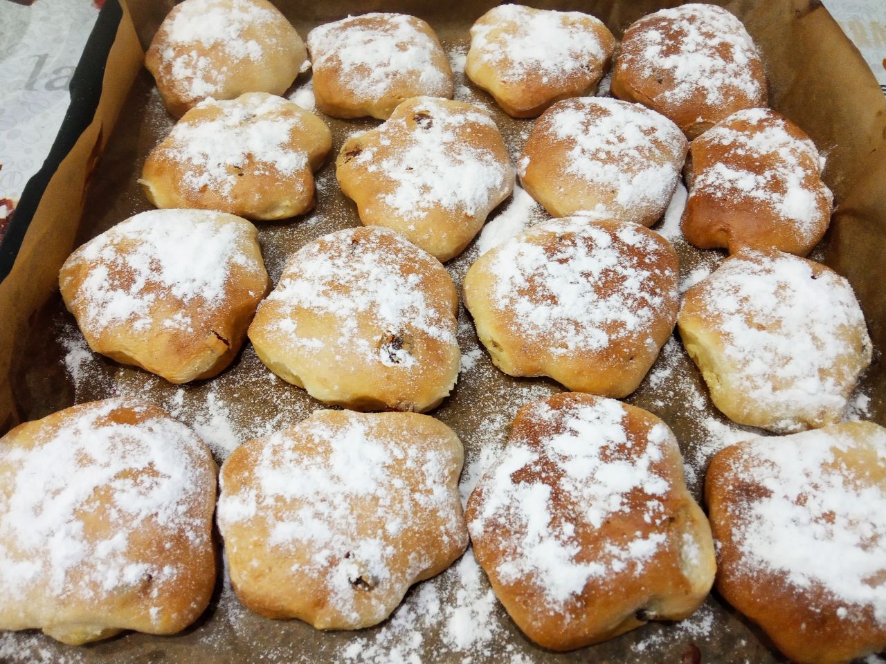 Простой рецепт пряников на кефире с изюмом, просто и вкусно: Испеченные пряники достаем из духовки и посыпаем сахарной пудрой.