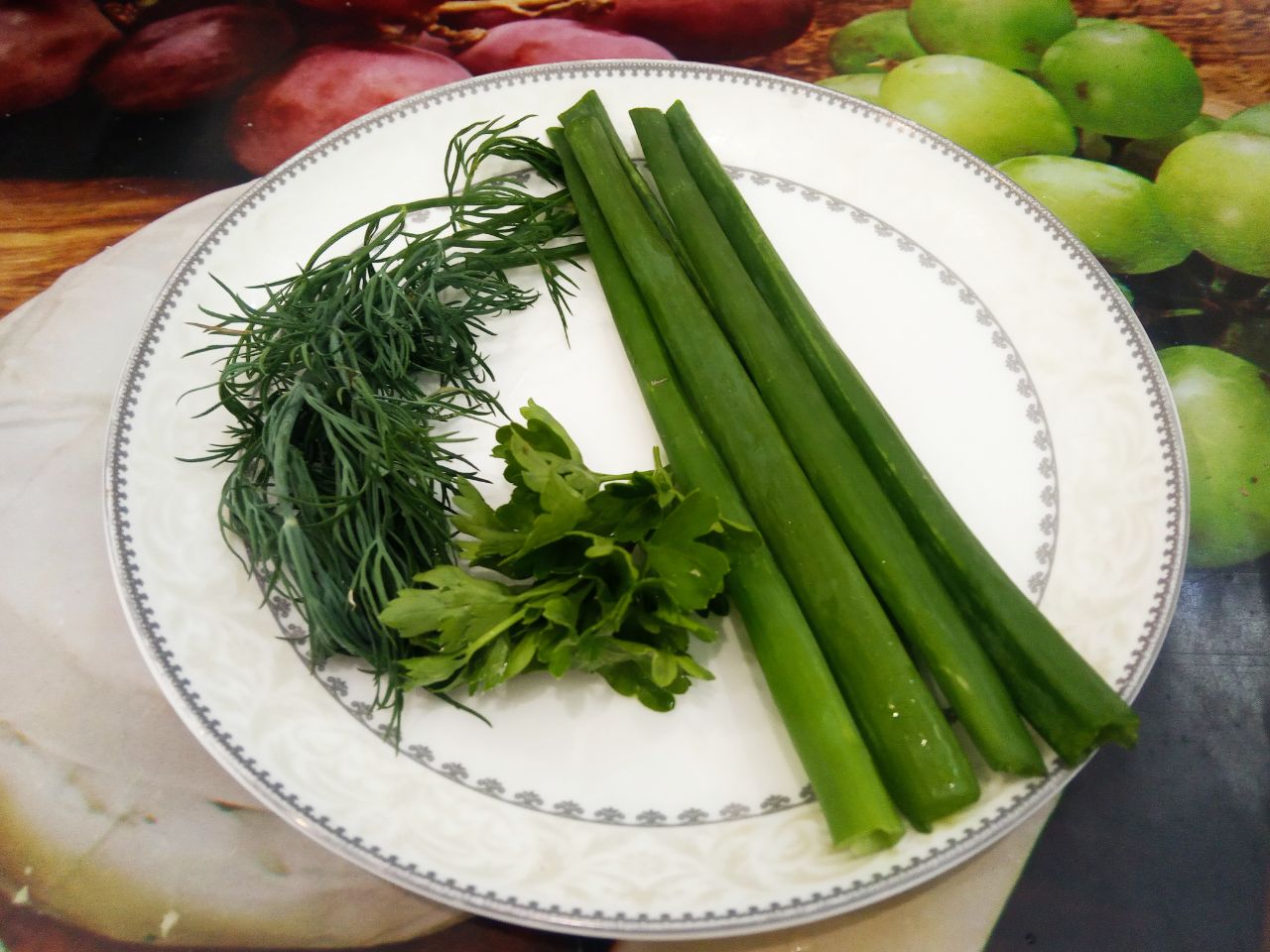 Вкусный и аппетитный завтрак из омлета, чесночных стрелок и сыра: Зелень салата, лука, петрушки и укропа промываем, просушиваем.