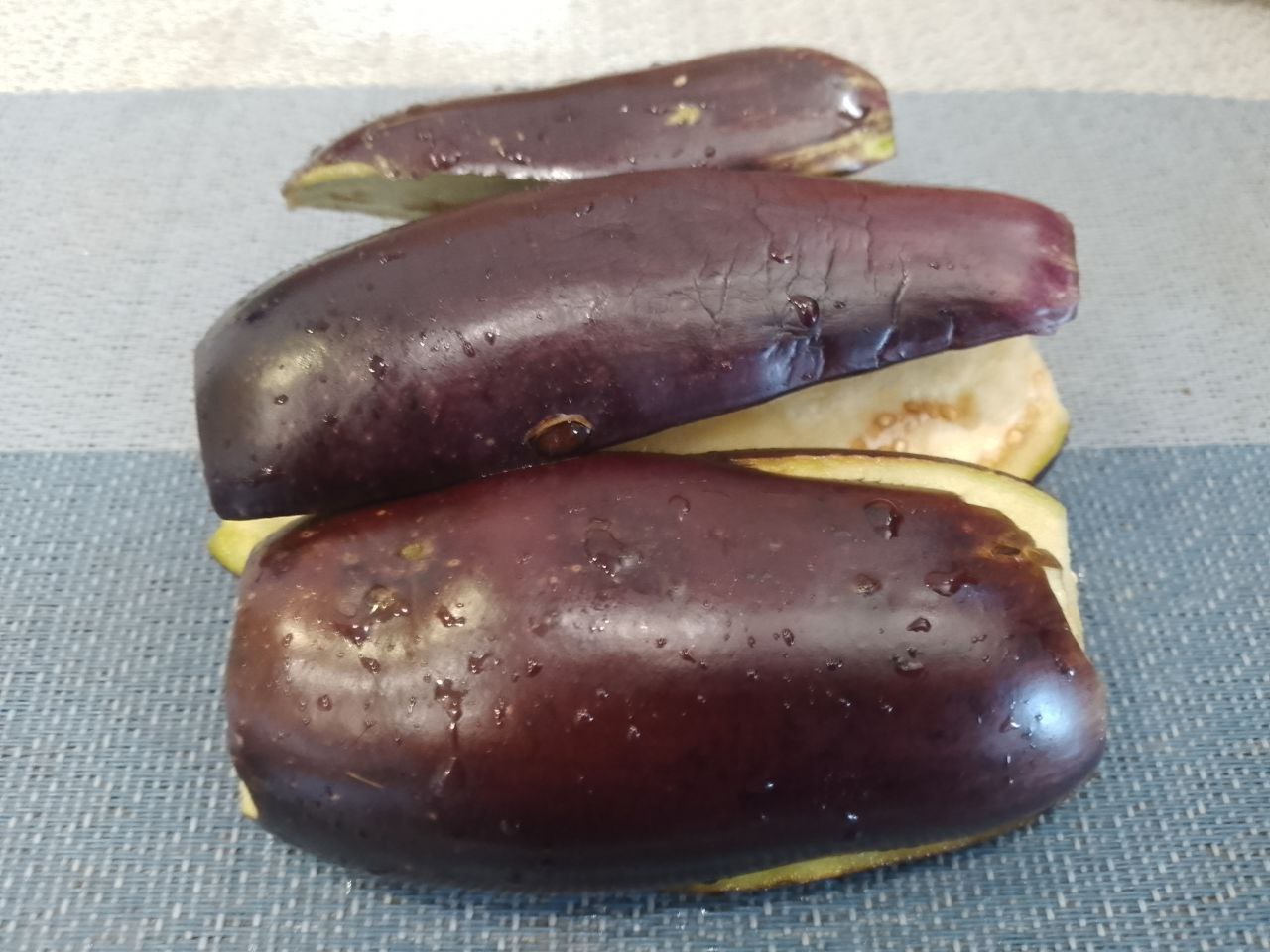 Салат из овощей, запеченных в духовке, полезно и вкусно: Баклажаны промываем водой, отрезаем плодоножки и разрезаем вдоль на полоски. Складываем полоски баклажанов в