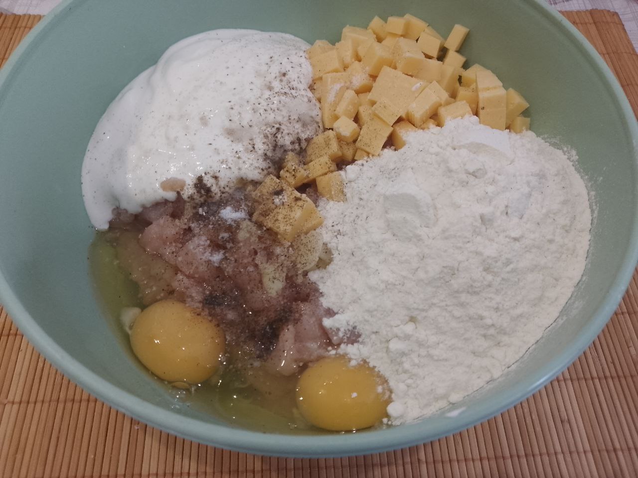Котлеты из рубленого куриного филе и сыра: Соединяем кусочки филе, сыра, яйца, чеснок, сметану и муку, солим и перчим по вкусу. Котлетную массу хорошо