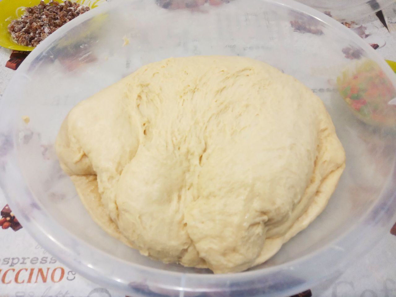 Домашние пасхальные куличи воздушные, мягкие и вкусные: Когда тесто поднимется, осаждаем и добавляем изюм посыпанный мукой и цукаты. Тесто перемешиваем пока