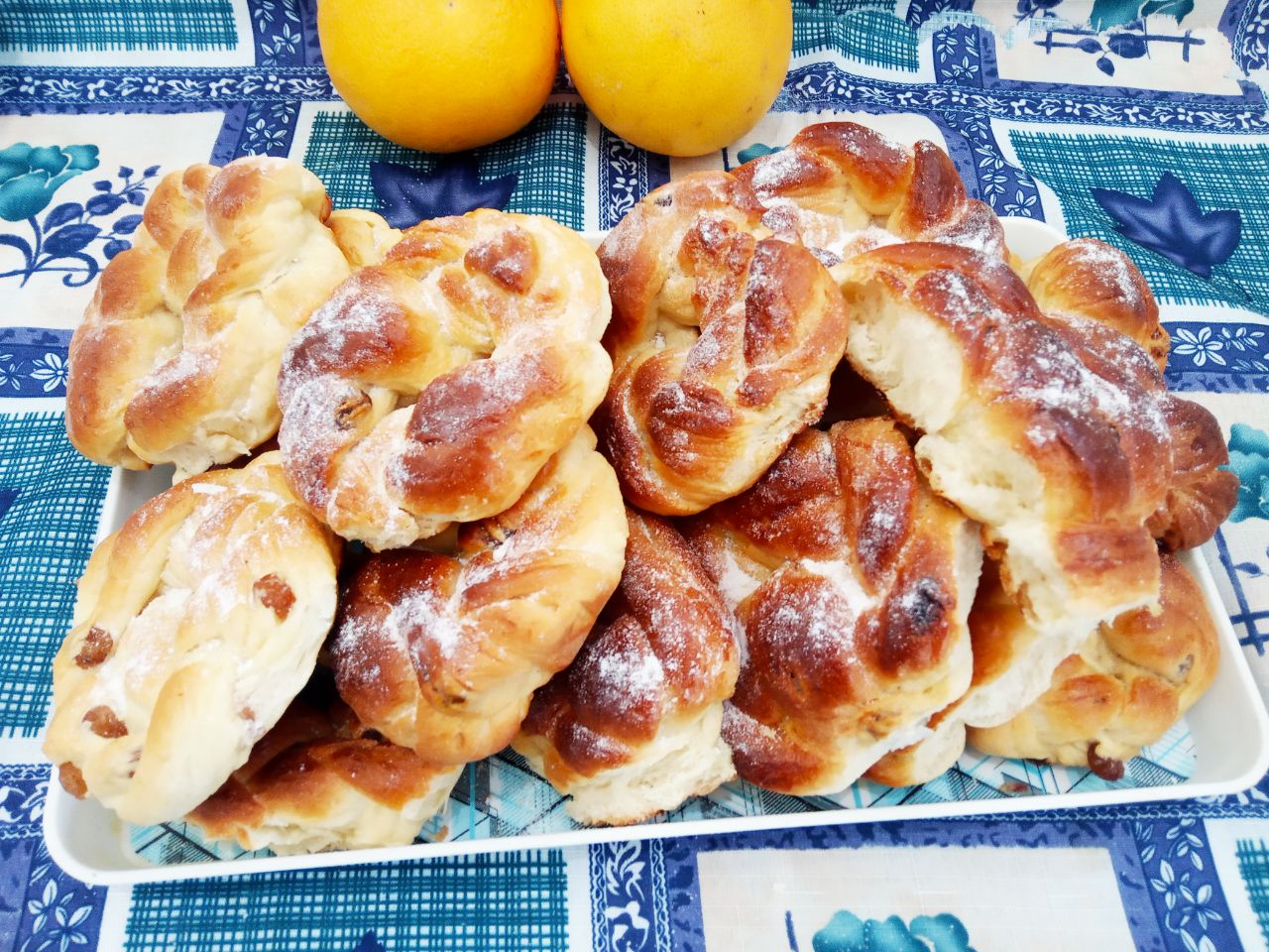 Булочки с изюмом из сдобного дрожжевого теста, воздушные и нежные: Охлажденные булочки по желанию посыпаем сахарной пудрой и складываем на поднос или блюдо и подаем к чаю.