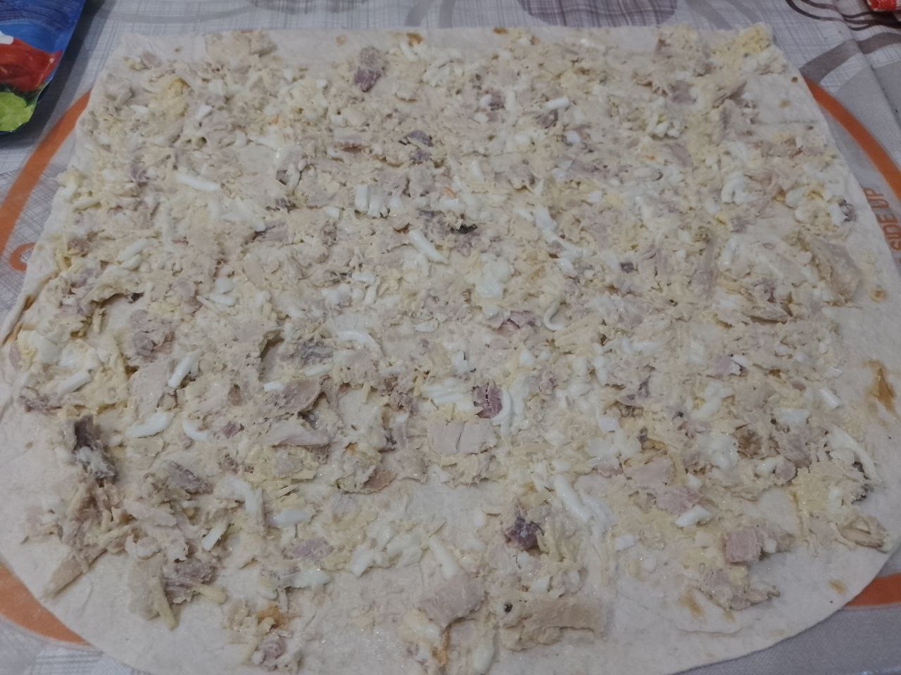 Лаваш с начинкой из мяса, яиц и моркови: На одну часть лаваша равномерно раскладываем начинку.