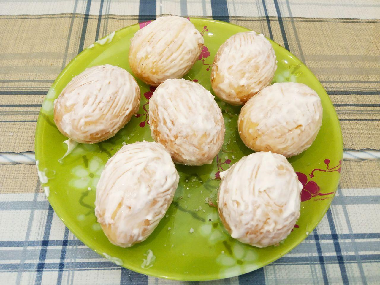 Картофель фаршированный сыром и зеленью, запеченный в духовке: Картофель вдоль прокалываем вилкой в нескольких местах и натираем солью. Смазываем картофель майонезом