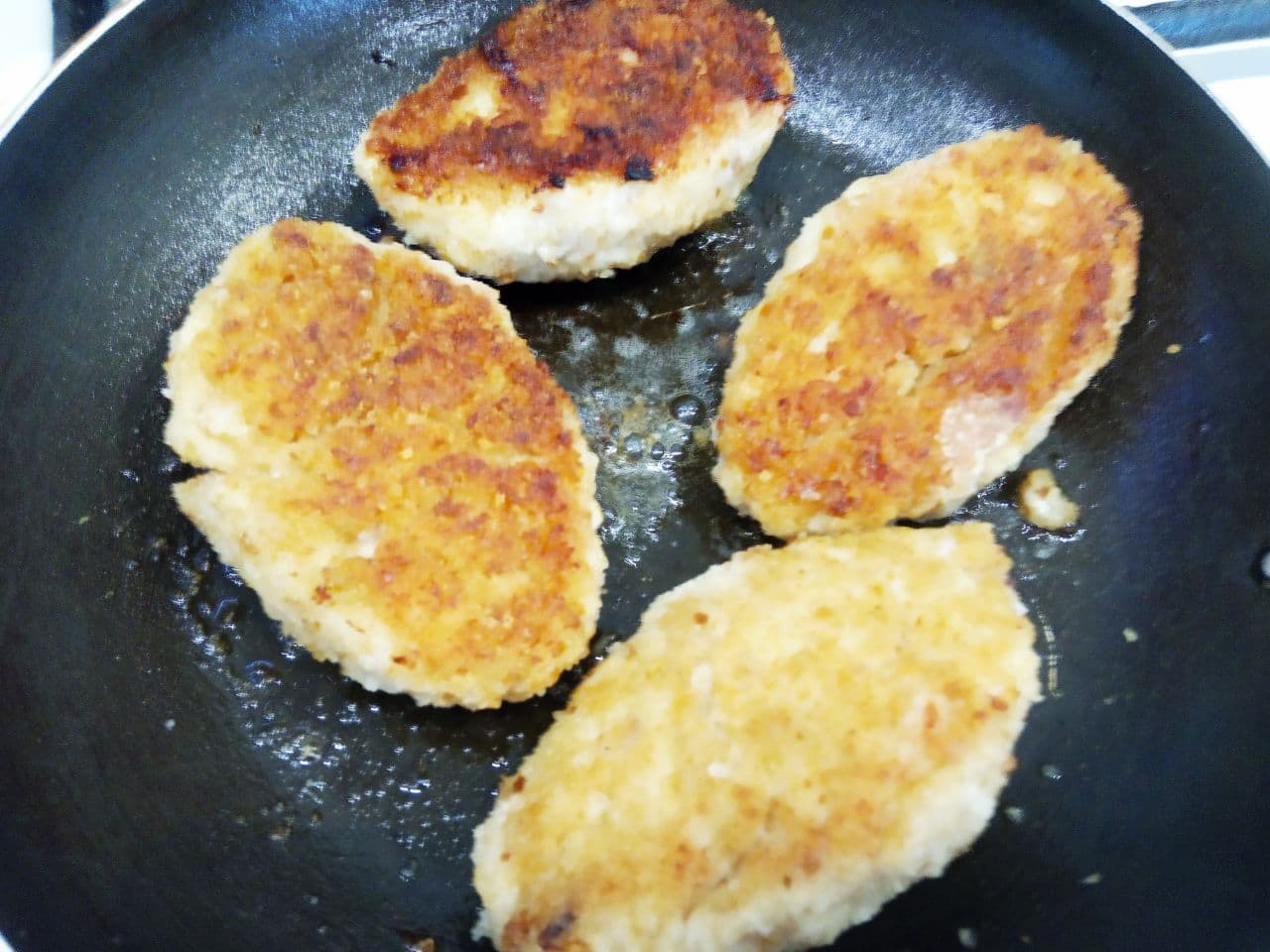 Нежные и сочные зразы мясные  с сыром: Обжариваем зразы на растительном масле с обеих сторон до румяной корочки.