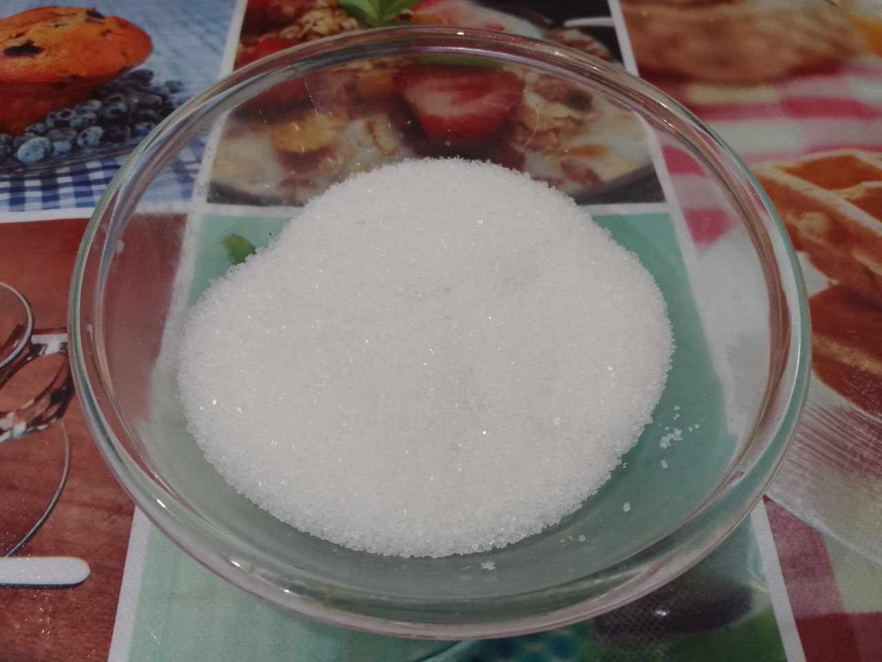 Пирог из песочной крошки, творожной начинки и ягод клубники: В желтки добавляем сахар и растираем.