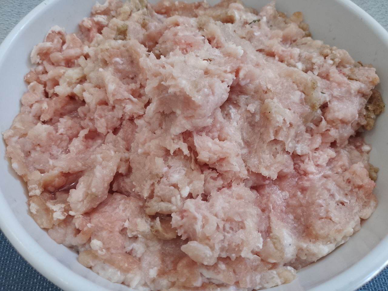 Домашние колбаски из свиного и куриного мяса в натуральной оболочке, запеченные в духовке: Мясо промываем, просушиваем, разрезаем на кусочки и пропускаем через мясорубку.