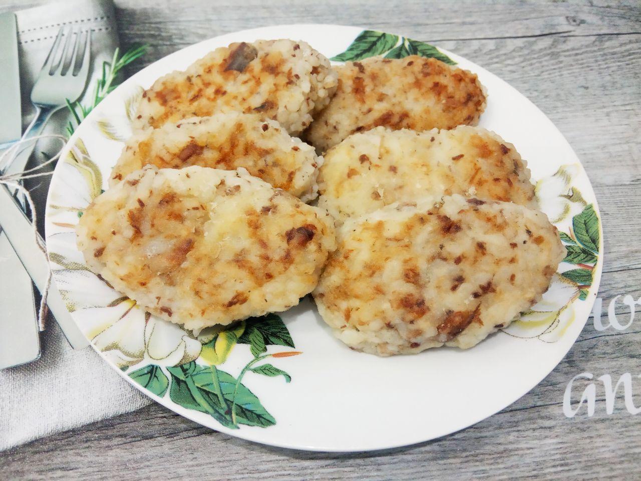 Котлеты из рыбных консервов в масле с рисом