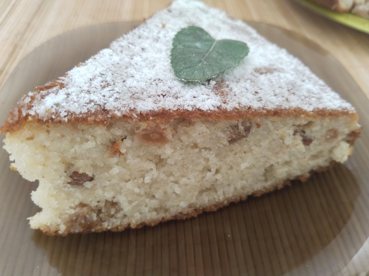 Пирог из манной крупы, изюма и муки, простой и вкусный