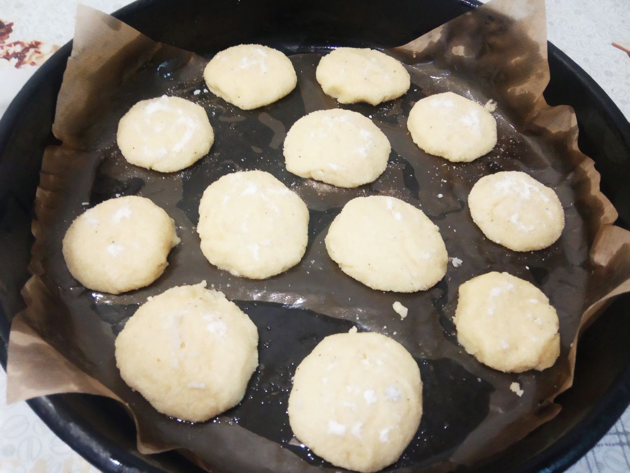 Домашнее печенье из манной крупы, просто и вкусно: Формуем шарики из манного теста, обваливаем в сахарной пудре с манной крупой и укладываем на противень.