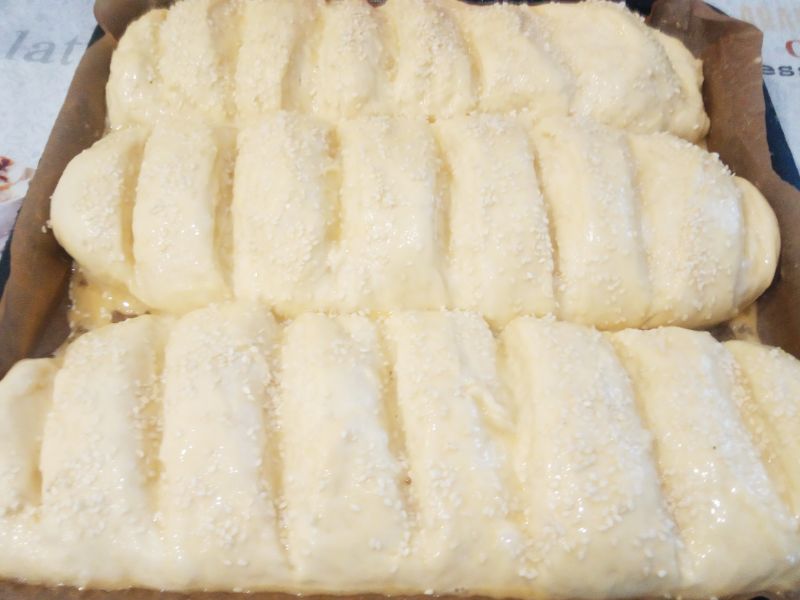 Домашние батоны с кунжутом на сыворотке, просто и вкусно: Сверху батоны посыпаем кунжутом по вкусу.
