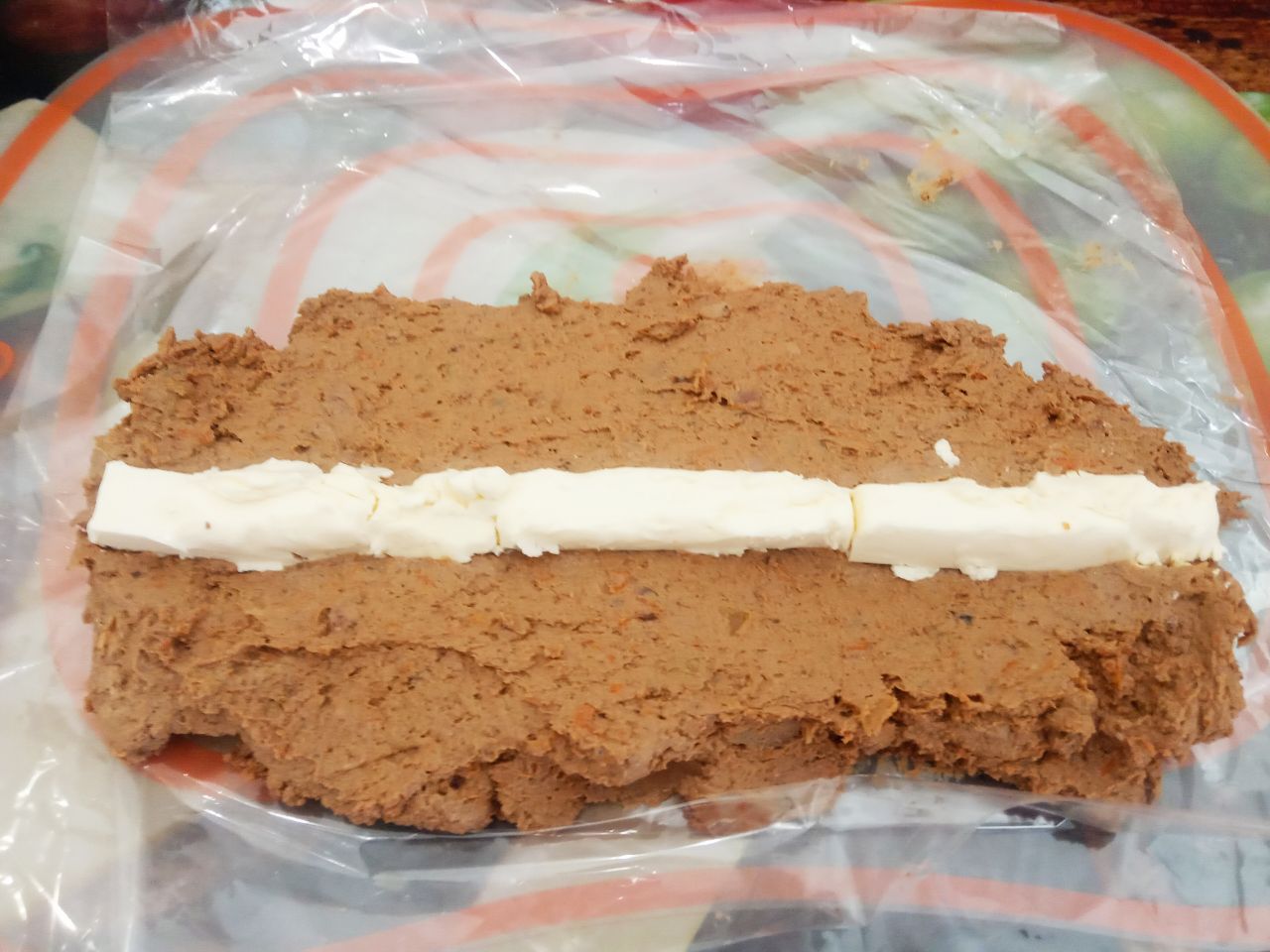 Бутерброды с паштетом из куриной печени и зеленью: На середину паштета выкладываем брусочки сливочного масла и формируем длинный рулет.