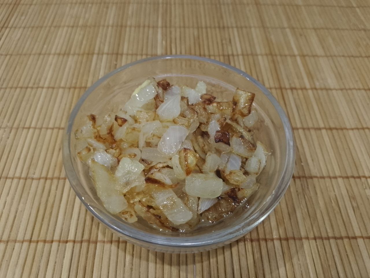 Лаваш с мясной начинкой, на сковороде, вкусный и аппетитный: Лук очищаем, промываем, измельчаем и обжариваем на растительном масле до золотистого цвета.