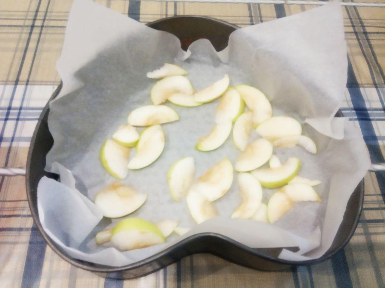 Пирог с яблоками на сметане, вкусно и быстро: Форму застилаем пергаментом или пекарской бумагой и выкладываем на пергамент ломтики яблок.