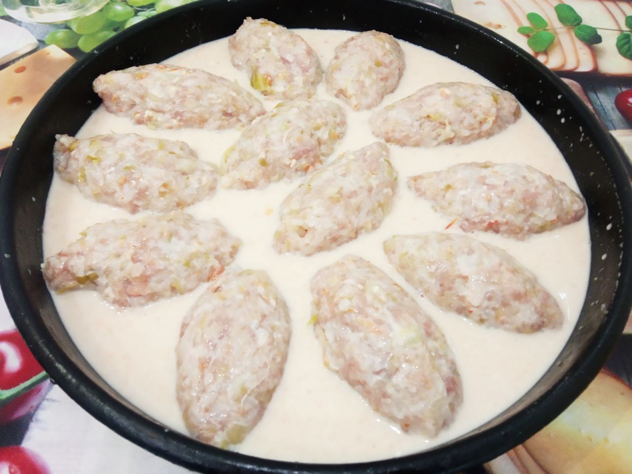 Ленивые голубцы, запеченные в духовке, вкусные и сытные: Добавляем в соус бульон или горячую воду, размешиваем и заливаем соусом голубцы.