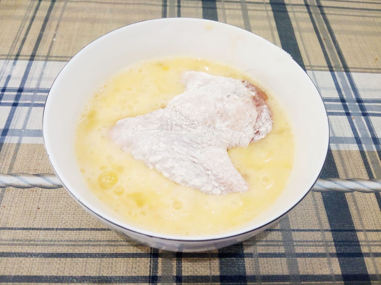 Сочные, аппетитные куриные крылышки в соевом соусе, яичном кляре и сухарях, запеченные в духовке: Потом окунаем сначала в яичной смеси затем в панировочных сухарях.