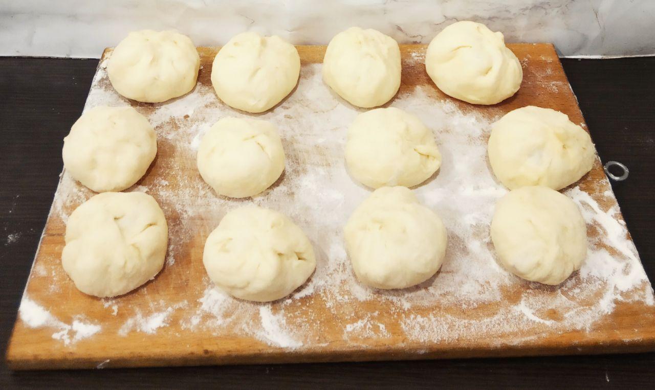 Вкусные жареные пирожки из дрожжевого теста со сливами: Шарик раскатываем, кладем чайную ложку с горкой сахара, поверх несколько ломтиков слив и формуем пирожок.