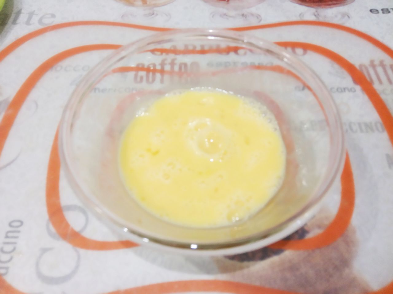 Торт вафельный с начинкой из фарша, моркови и грибов: Яйца разбиваем в чашу, взбиваем и добавляем половину тертого сыра, размешиваем.
