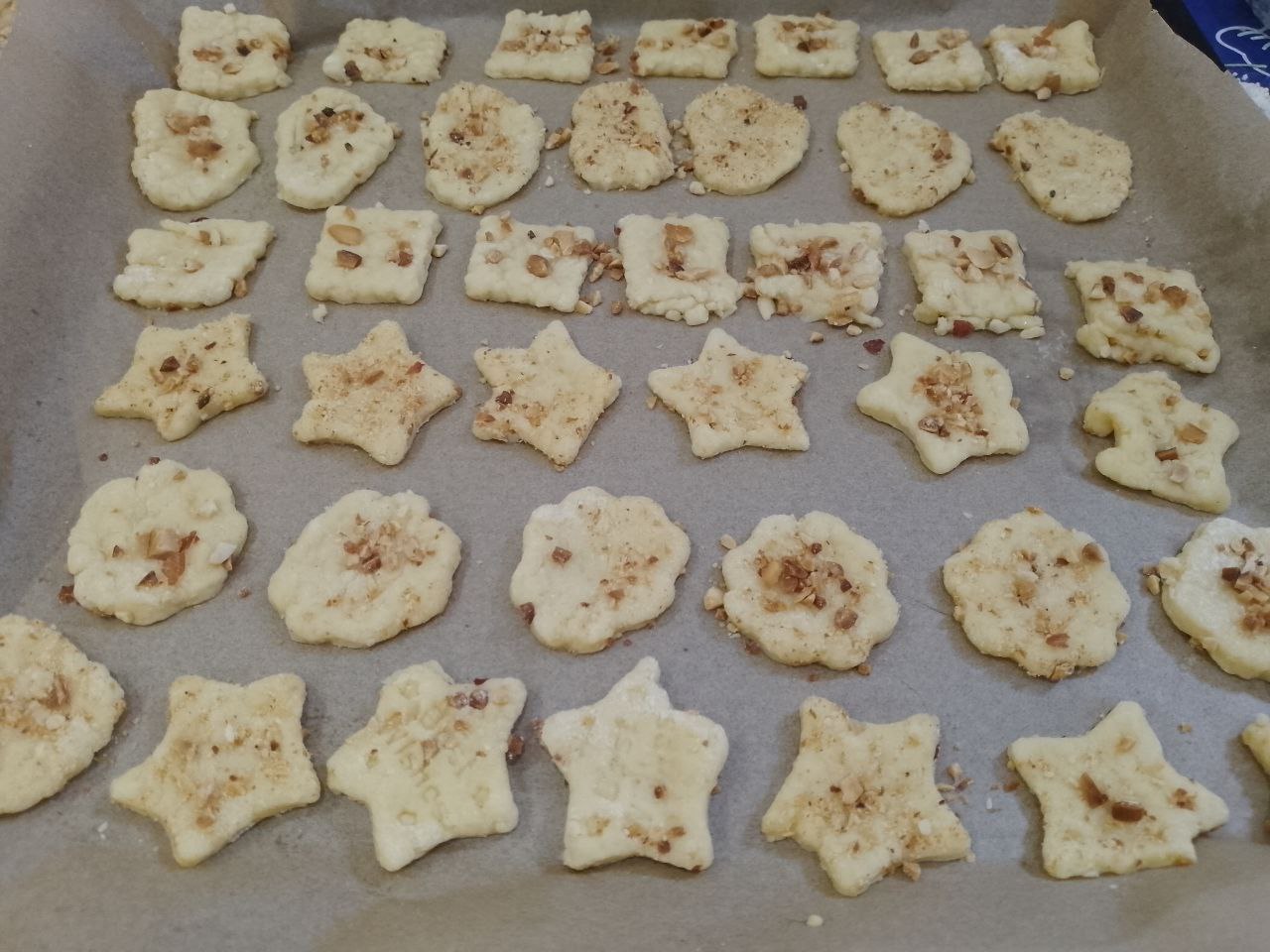Домашнее ореховое песочное печенье к чаю, просто и вкусно: Противень застилаем пергаментом и укладываем печенье.